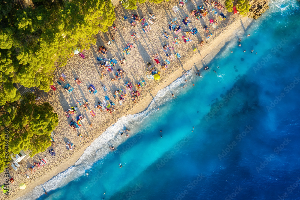 地中海。海滩和人的鸟瞰图。度假和冒险。海滩和蓝色的水