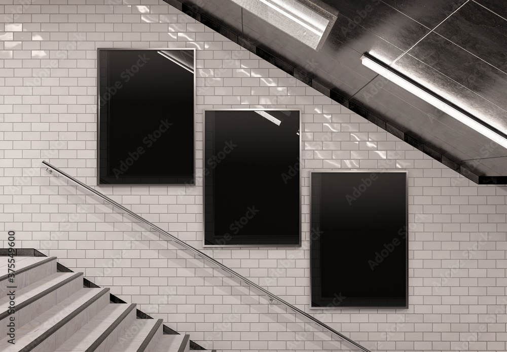 地下楼梯墙上的三块垂直广告牌实物模型。三联广告牌用白色做广告