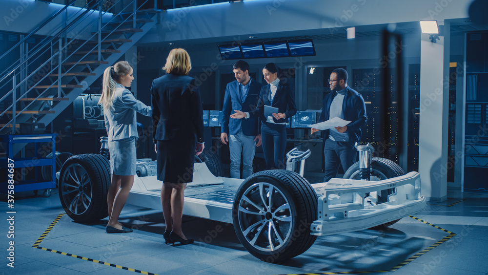 多元化的汽车设计工程师团队引入未来主义的自动驾驶电动汽车平台