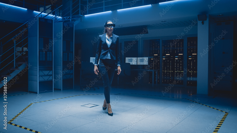 在3D内容中创建实验室时尚美丽的女工程师佩戴专业虚拟