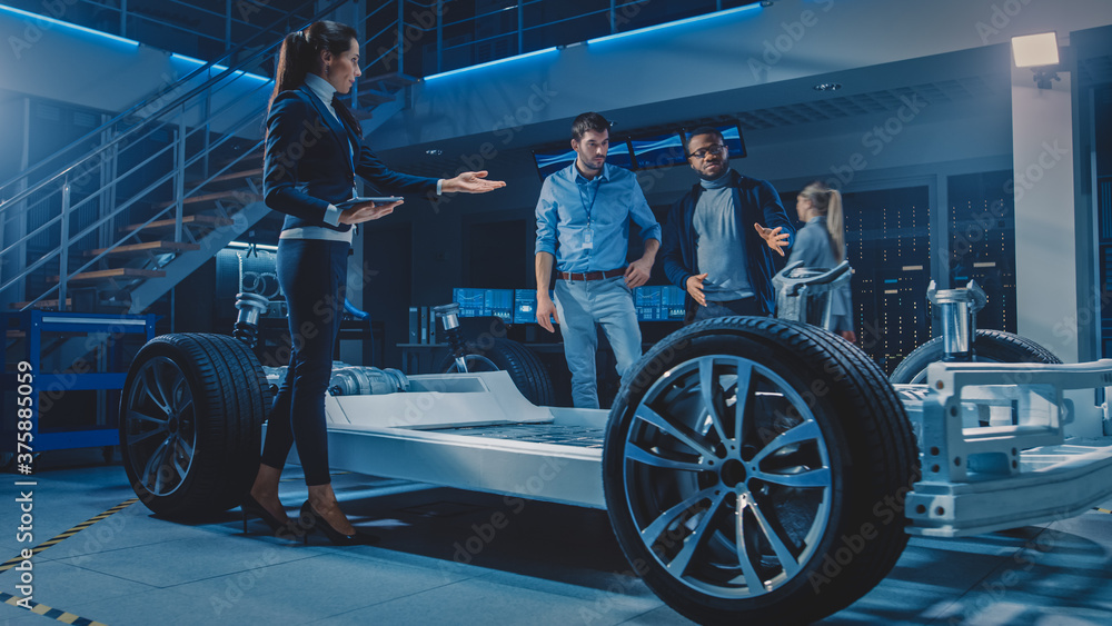 国际汽车设计工程师团队讨论和设计自动驾驶电动汽车。Veh