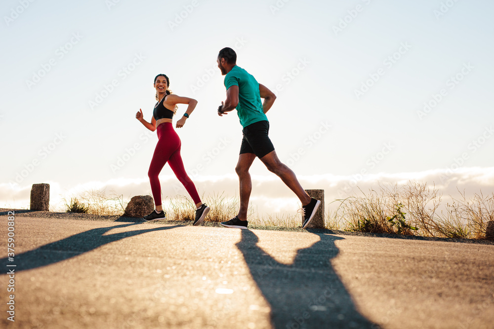 健身情侣在路上跑步