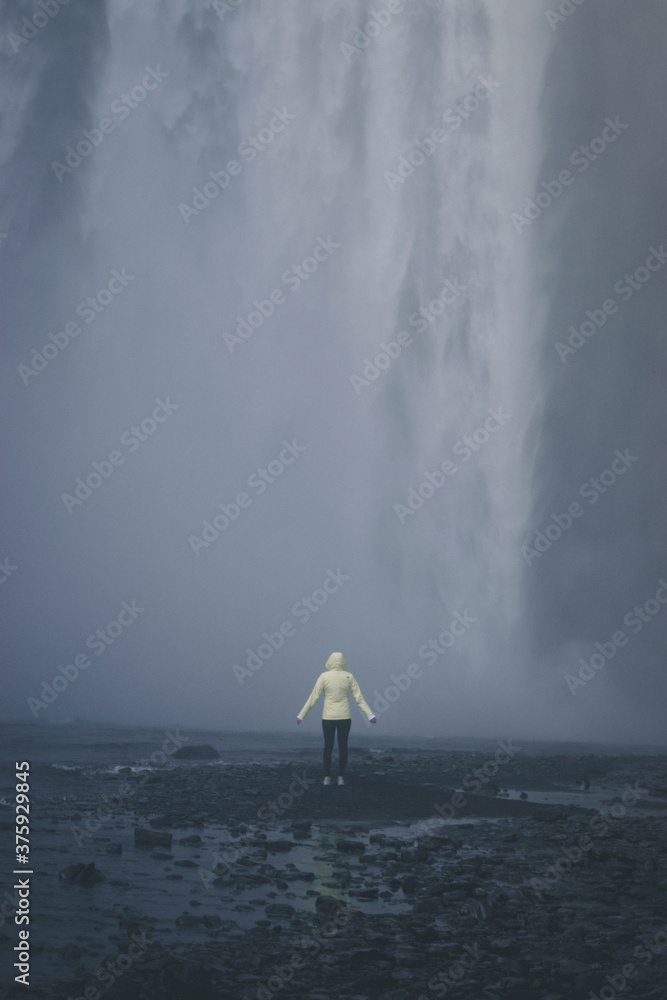 冰岛瀑布边的女人