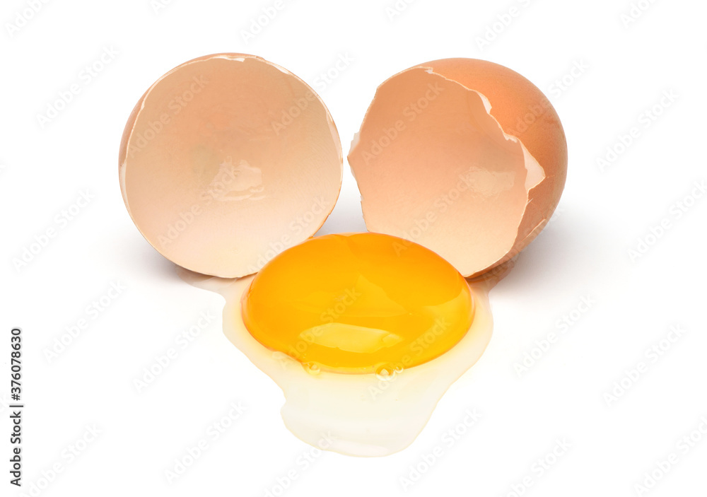 在白色背景上分离的鸡蛋和一半蛋黄。