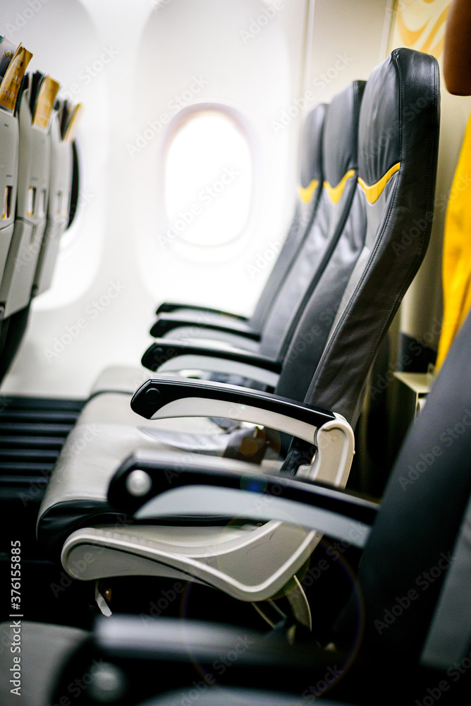 飞机内空座位和窗户，日出时飞机内空座椅和窗户