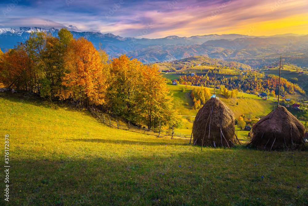 罗马尼亚山丘上的干草堆，令人钦佩的秋季乡村风光