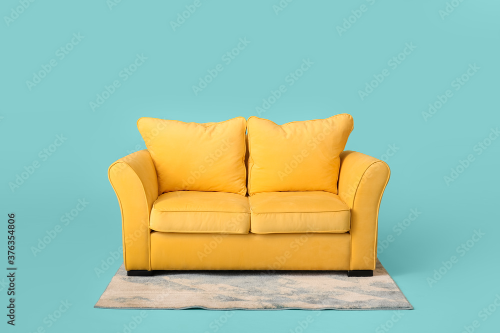 彩色背景时尚沙发和地毯