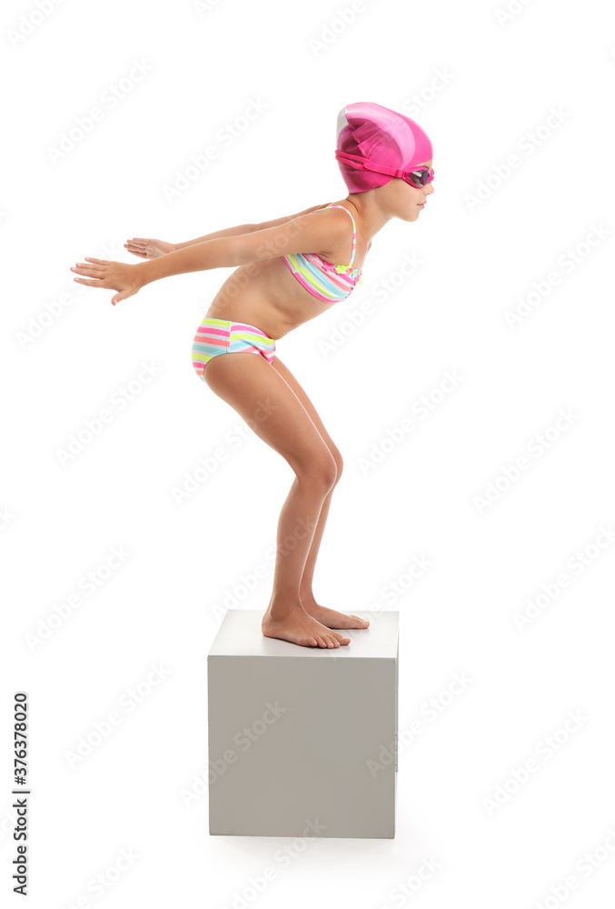 白色背景下，小女孩在游泳台上处于起始姿势