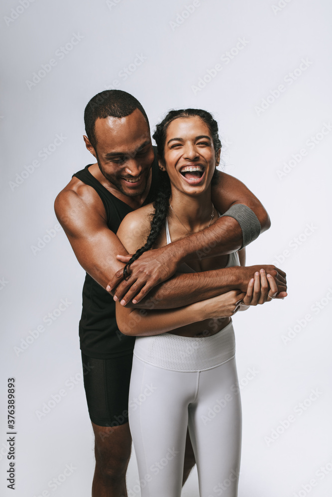 健康夫妇在锻炼中享受乐趣的肖像