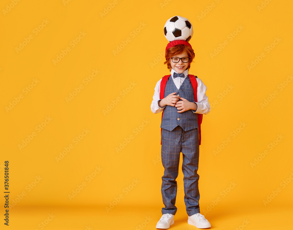 自信的男生拿着足球。