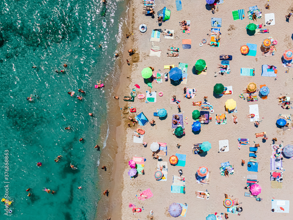 海上海滩空中摄影，海边海滩上的人和雨伞