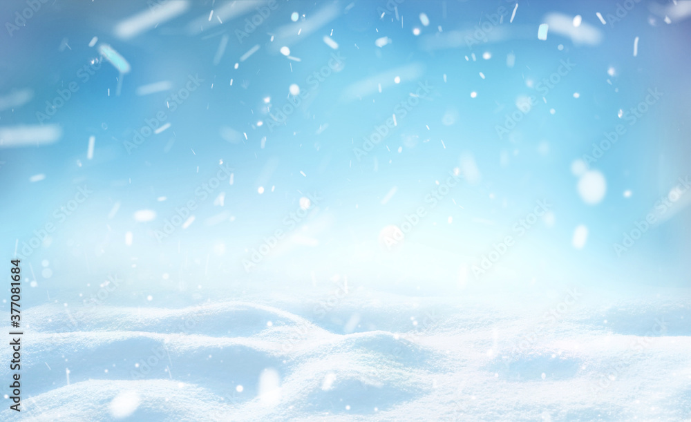 冬天的雪背景是雪堆，美丽的光线和蓝天上飘落的雪花，漂移