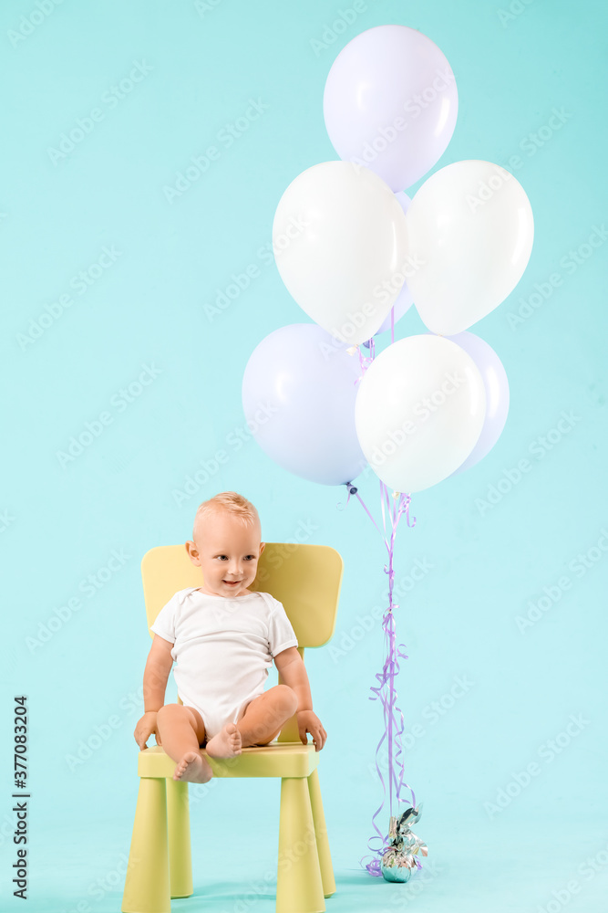 彩色背景带气球的可爱小婴儿肖像