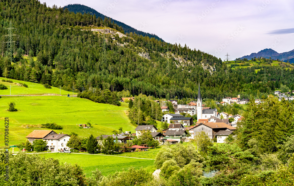 瑞士阿尔卑斯山阿尔布拉山谷的苏拉瓦村