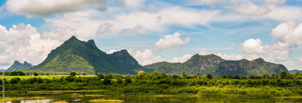 泰国山景全景，在阳光下欣赏大自然