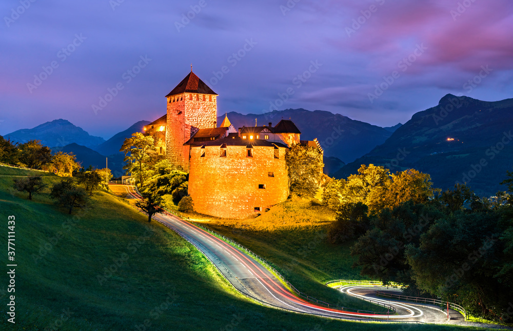 列支敦士登的瓦杜兹城堡，夜晚有一条弯曲的道路