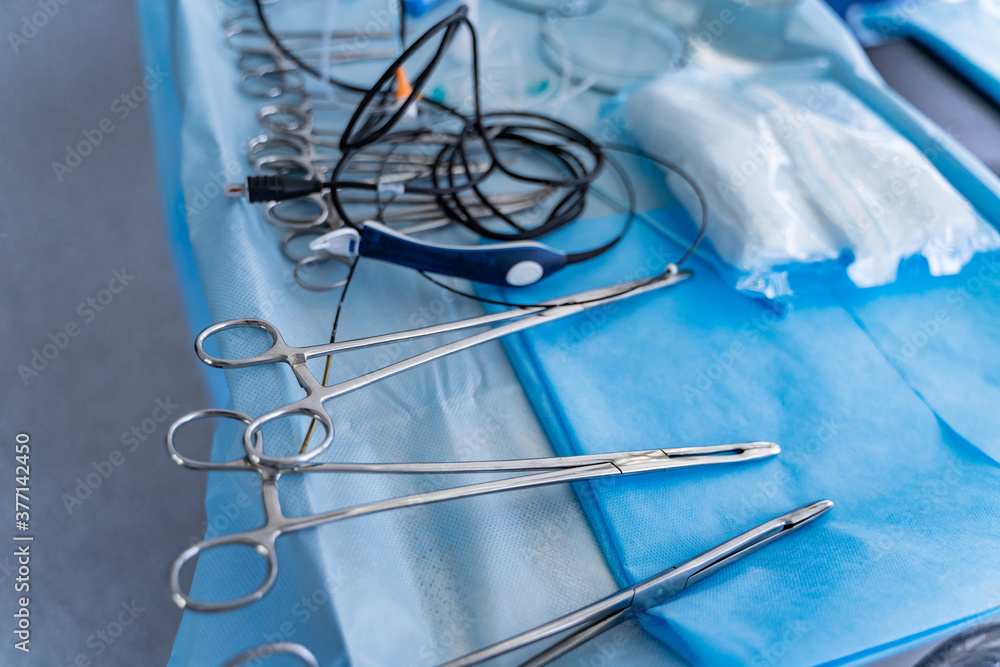 手术器械布置在无菌场地上。手术室里的工具。特写。