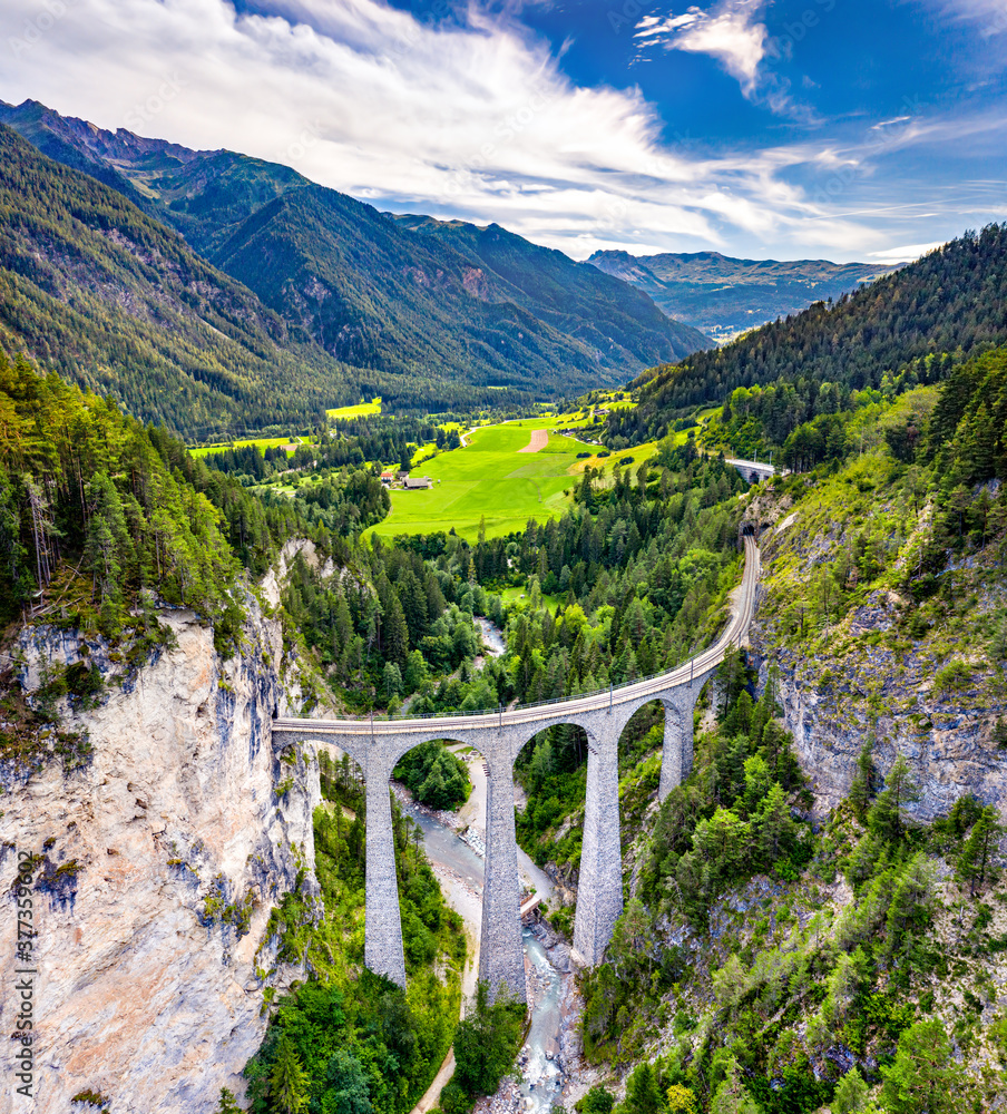 瑞士阿尔卑斯山Landwasser高架桥鸟瞰图