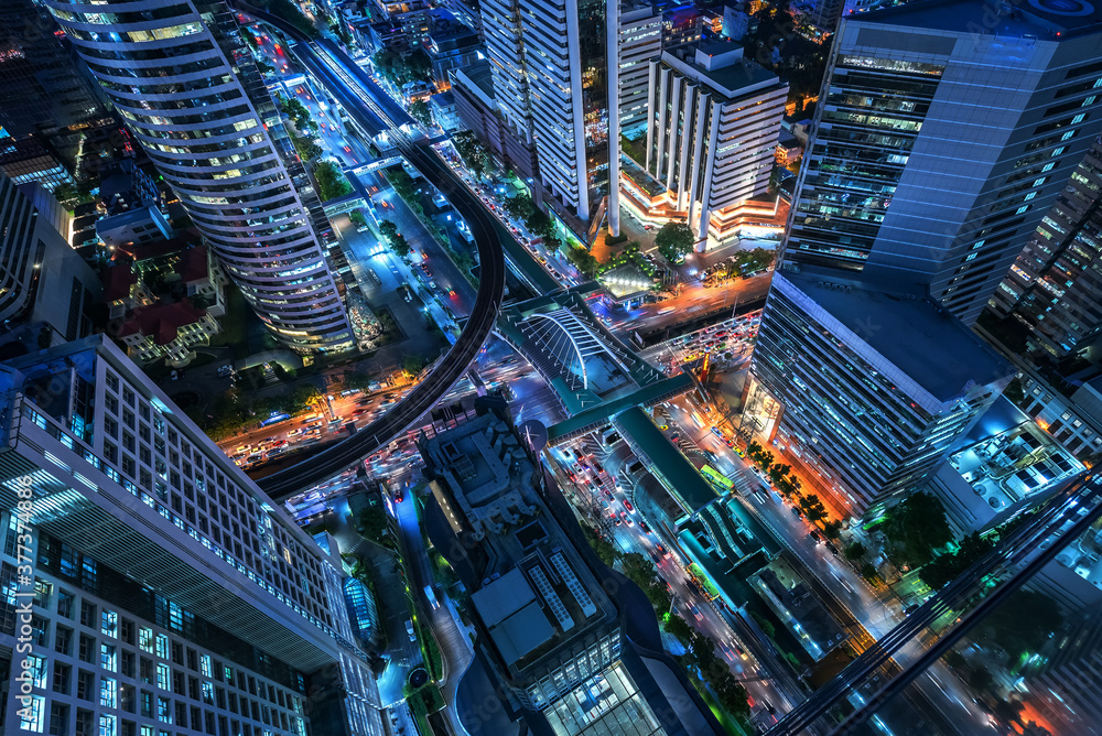 泰国曼谷城市街道交通鸟瞰图和俯视图。有停车场的高速公路。