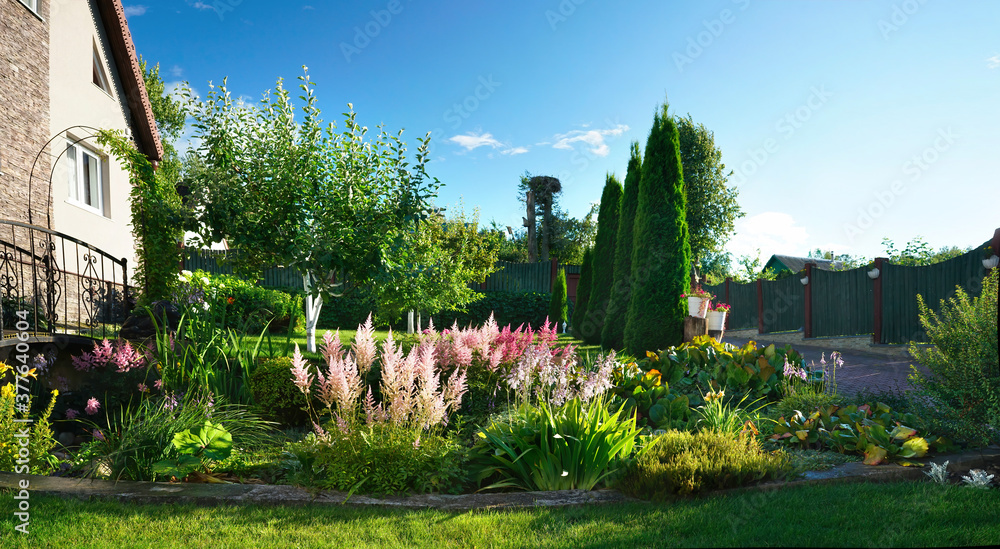花园里的景观美化，有漂亮的绿色草坪和日本花园风格的花坛或