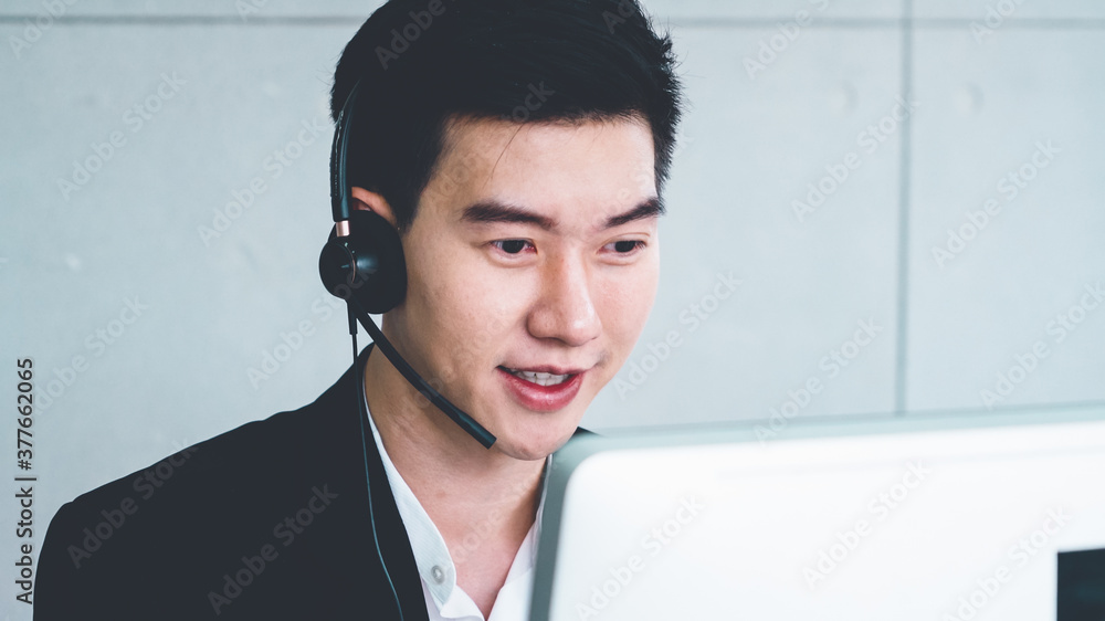 戴着耳机在办公室工作的商务人员为远程客户或同事提供支持。呼叫美分