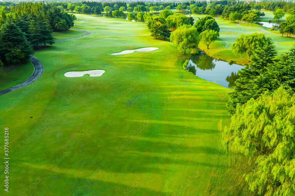高尔夫球场上绿草如茵的鸟瞰图。