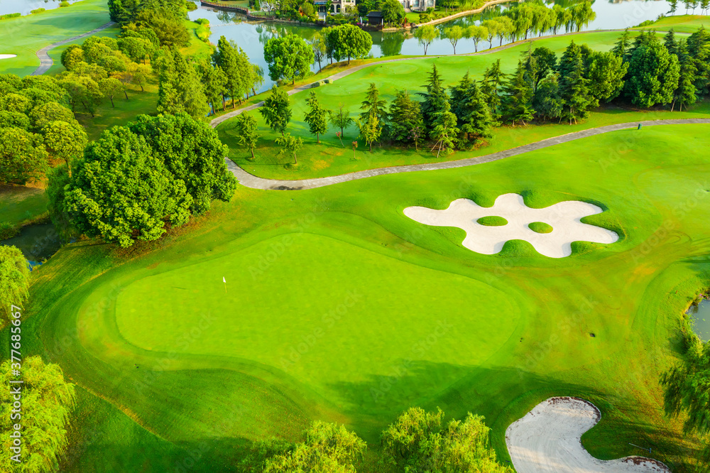 高尔夫球场上绿草和沙坑的鸟瞰图。
