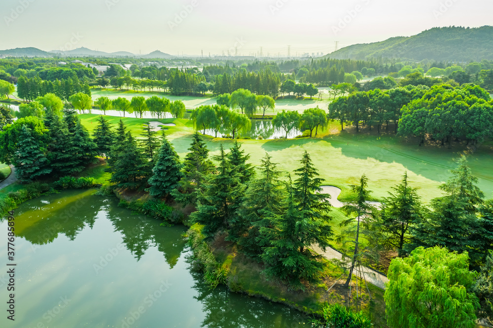 高尔夫球场上绿草如茵的鸟瞰图。