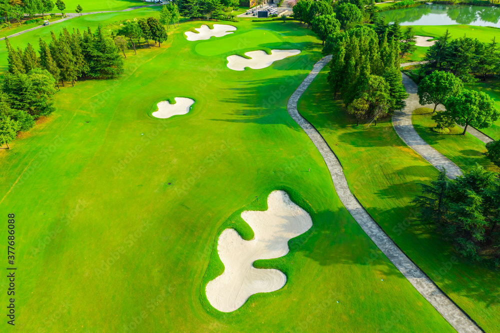 高尔夫球场上绿草和沙坑的鸟瞰图。