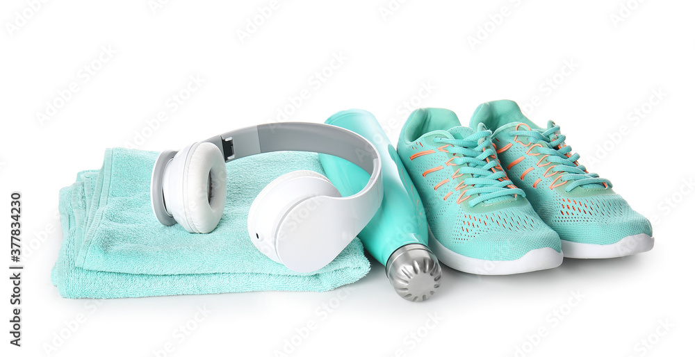 白底运动鞋、毛巾、水瓶和耳机