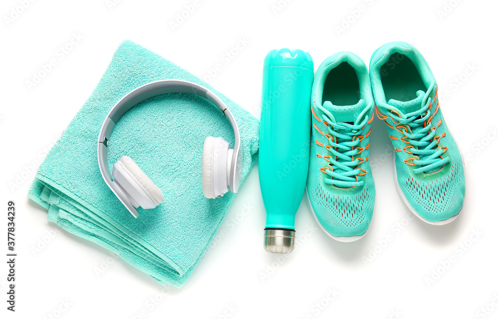 白底运动鞋、毛巾、水瓶和耳机