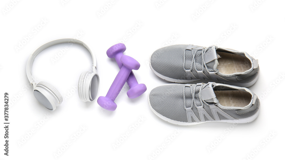 白底运动鞋、哑铃和耳机
