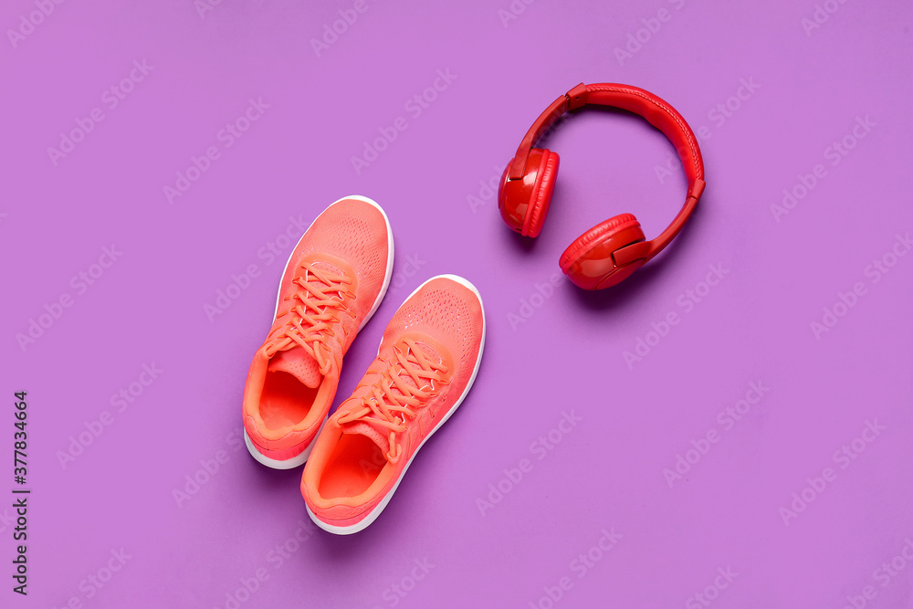 彩色背景运动鞋和耳机