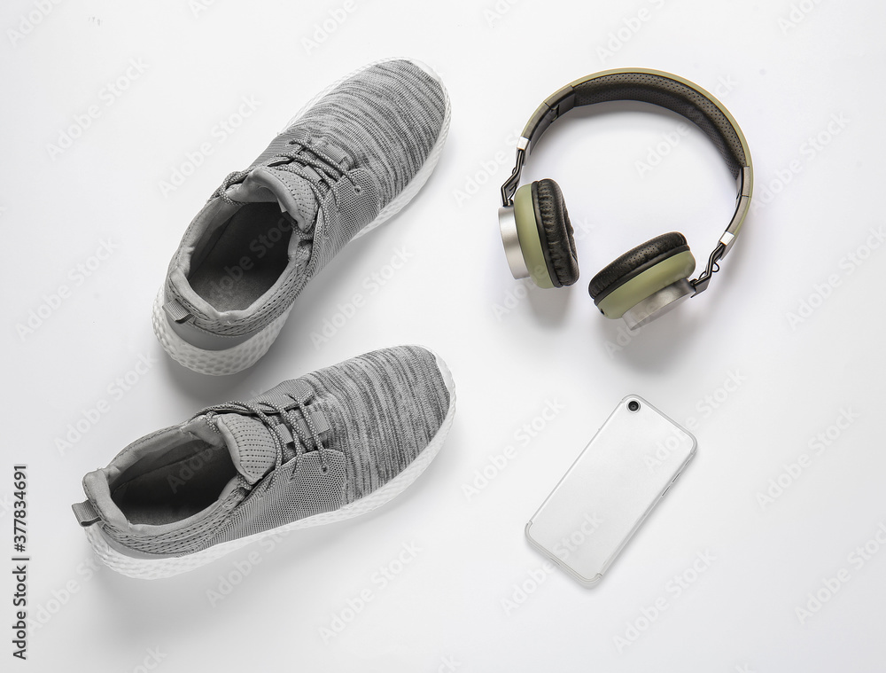 白底运动鞋、耳机和手机