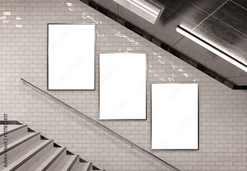 地下楼梯墙上的三块垂直广告牌实物模型。三联广告牌用白色做广告