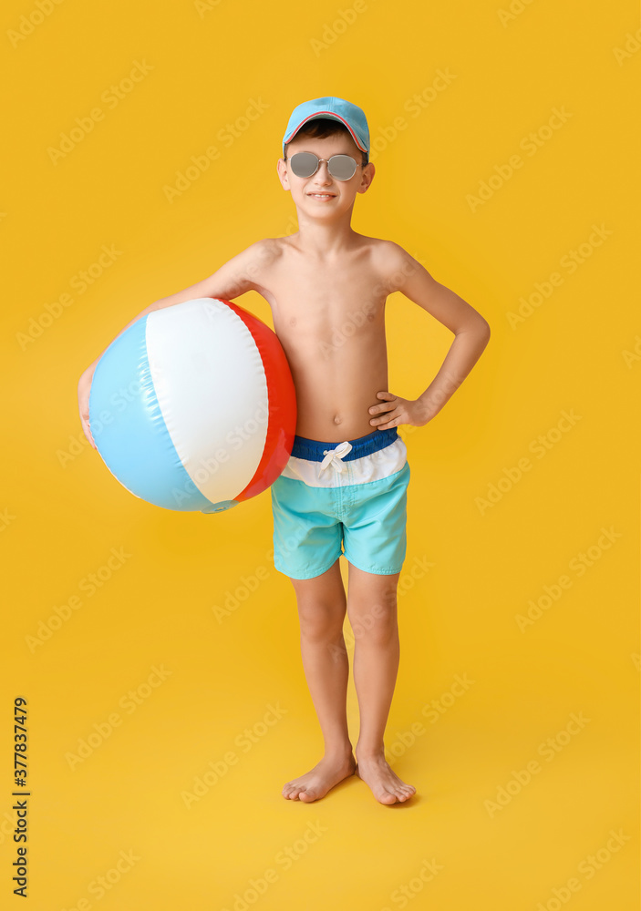 背景是沙滩球的小男孩
