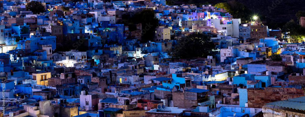 著名的蓝色城市，印度拉贾斯坦邦焦特布尔市的鸟瞰图，从Mehrangarh堡垒俯瞰。