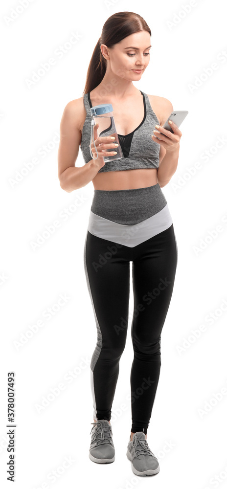 白底带着一瓶水和手机的运动型年轻女子