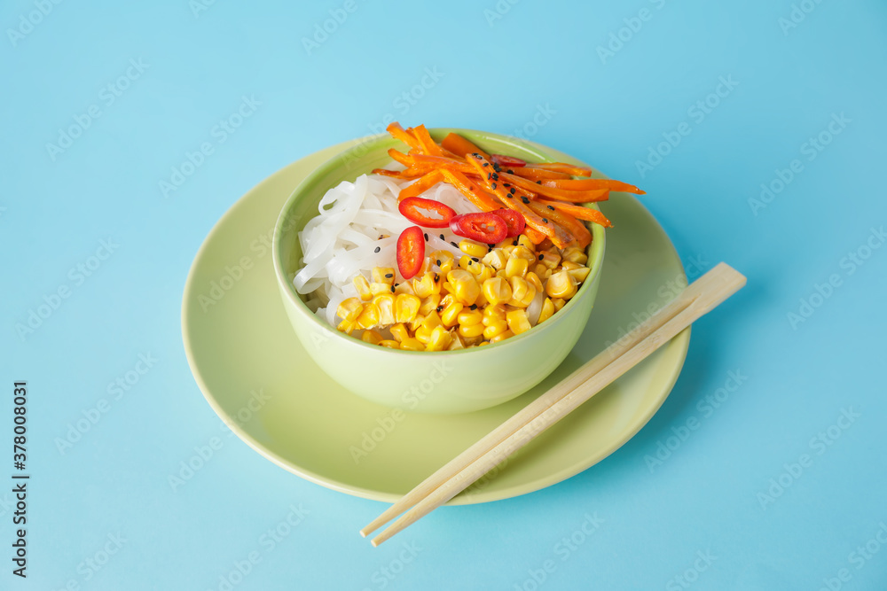 碗里有美味的米粉和彩色背景的蔬菜