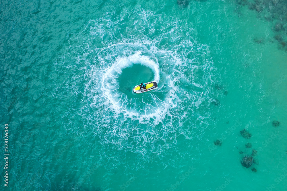 人们在海里玩喷气式滑雪。鸟瞰图。俯视图。迷人的自然背景。颜色为o