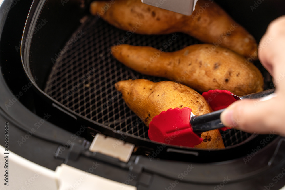 烤红薯，在家里由空气压缩机烹饪。适合减肥的健康食品。