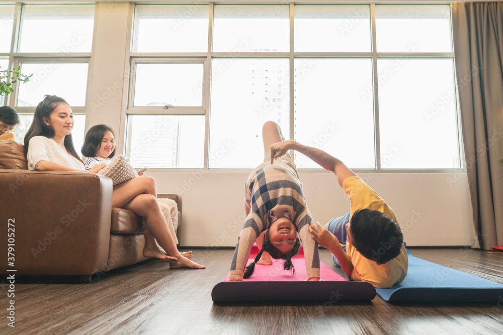 新的正常生活方式亚洲全家人三代放松快乐家庭瑜伽锻炼生活r