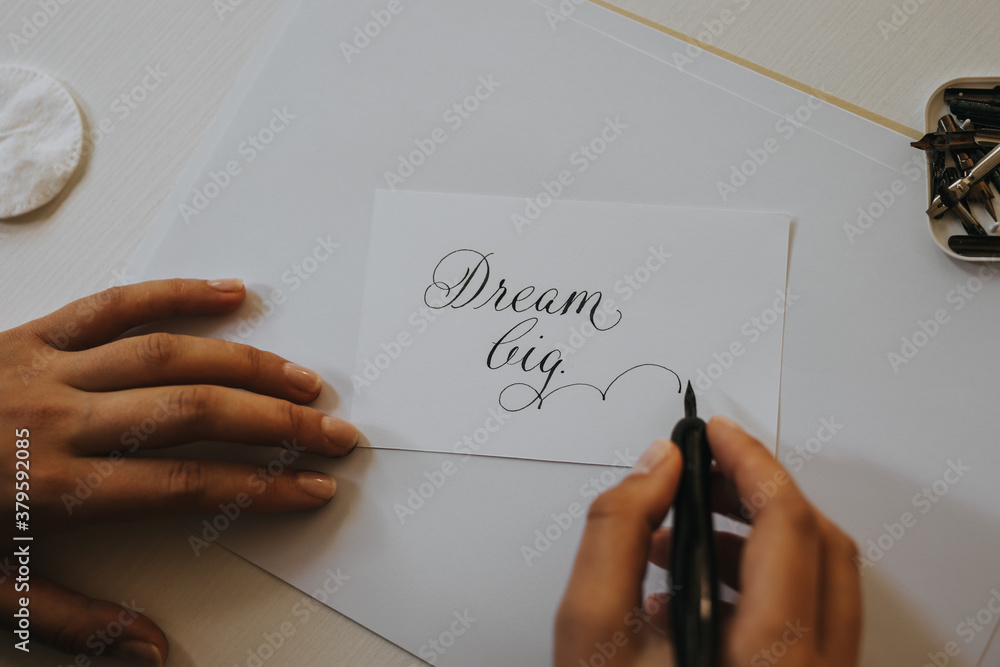 梦想远大，书法。一段手写励志名言的特写。