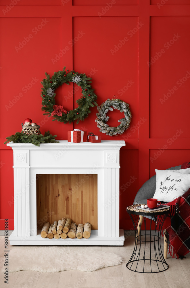 美丽的圣诞花环挂在房间壁炉附近的墙上