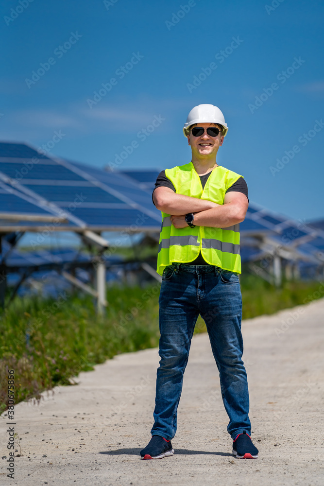 太阳能发电厂工程师。绿色能源。电力。电力能源面板。
