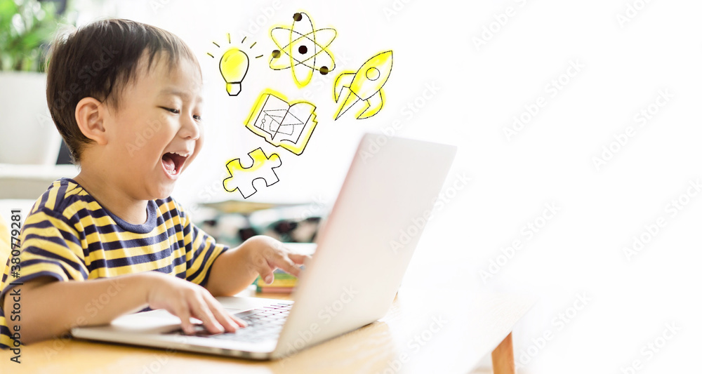 亚洲幼童在线学习班学习在线视频通话zoom老师，快乐男孩lear