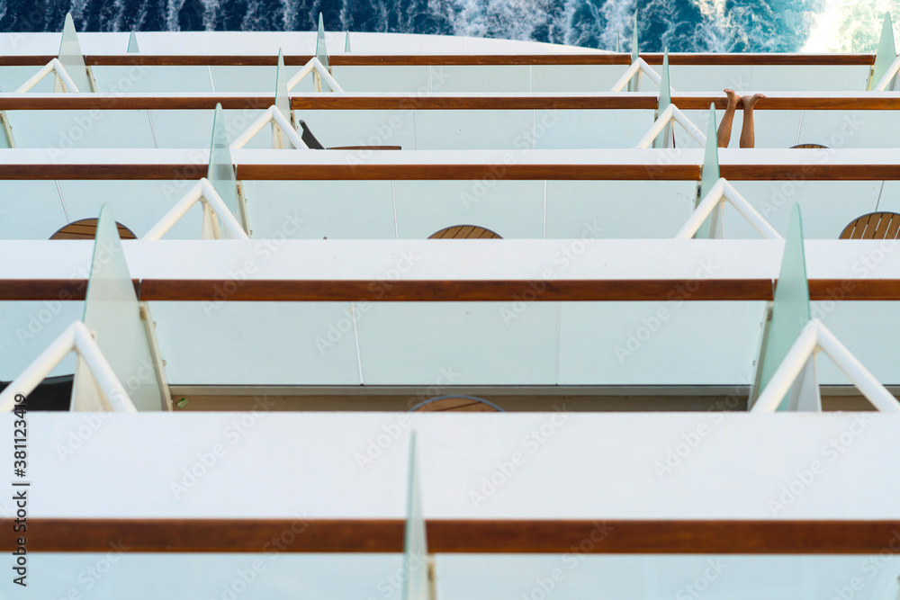 游轮后部的阳台，海面上有尾流或尾迹的甲板