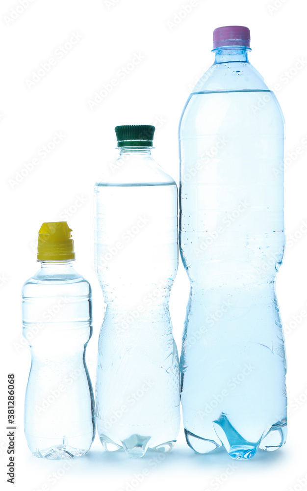 白色背景的瓶装清水