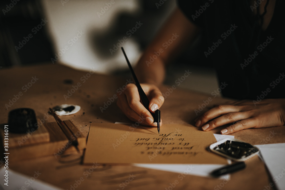 书法家用自来水笔在羊皮纸上写一封信。