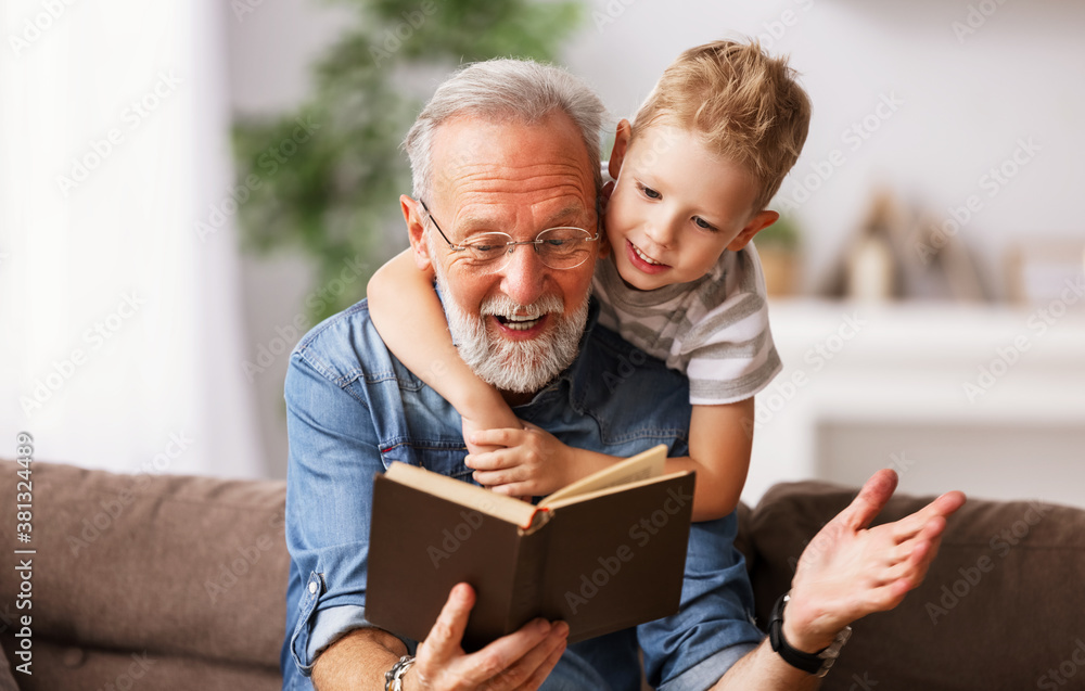 。快乐的爷爷和孙子一起读书。
